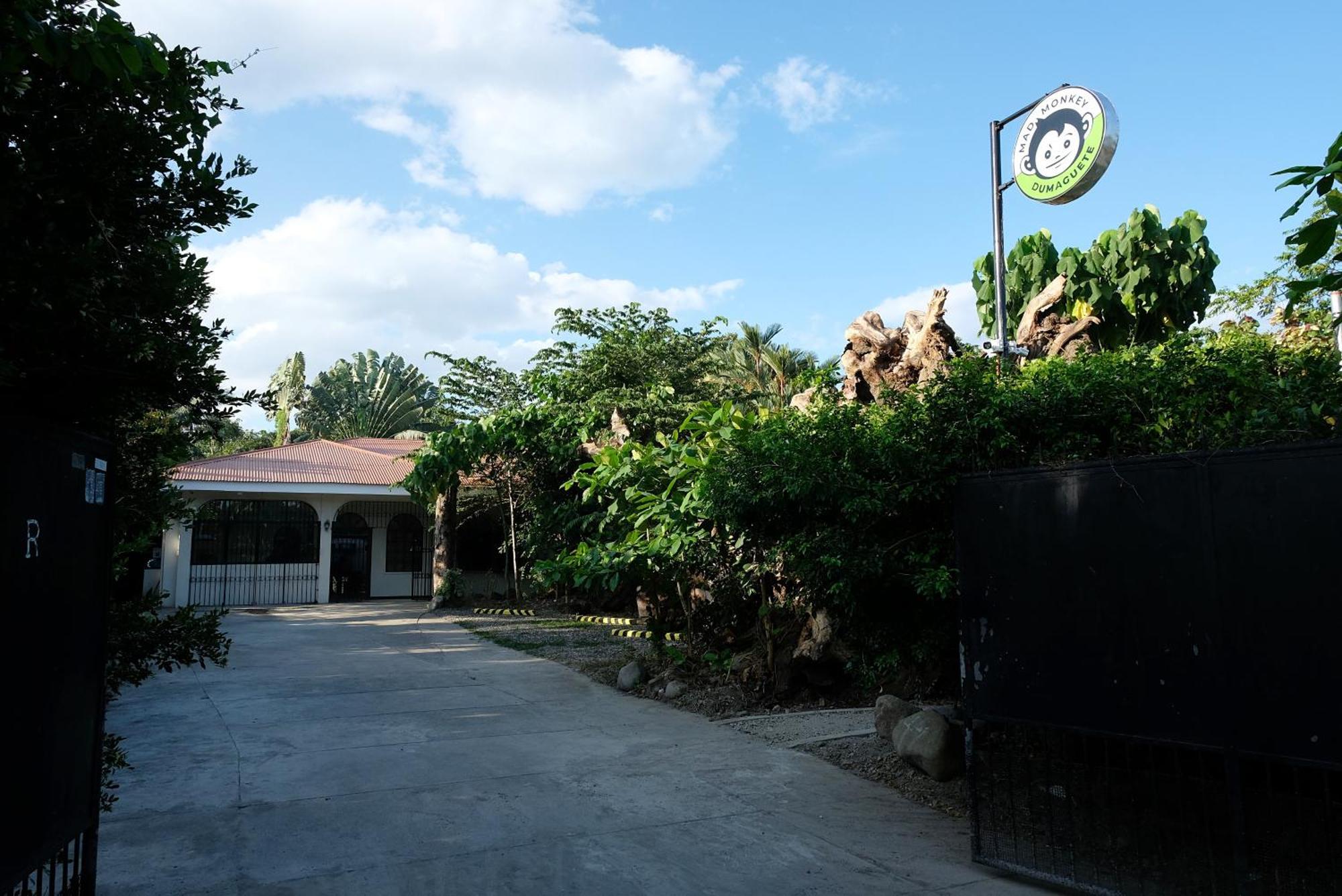 Mad Monkey Dumaguete Vandrarhem Dumaguete City Exteriör bild